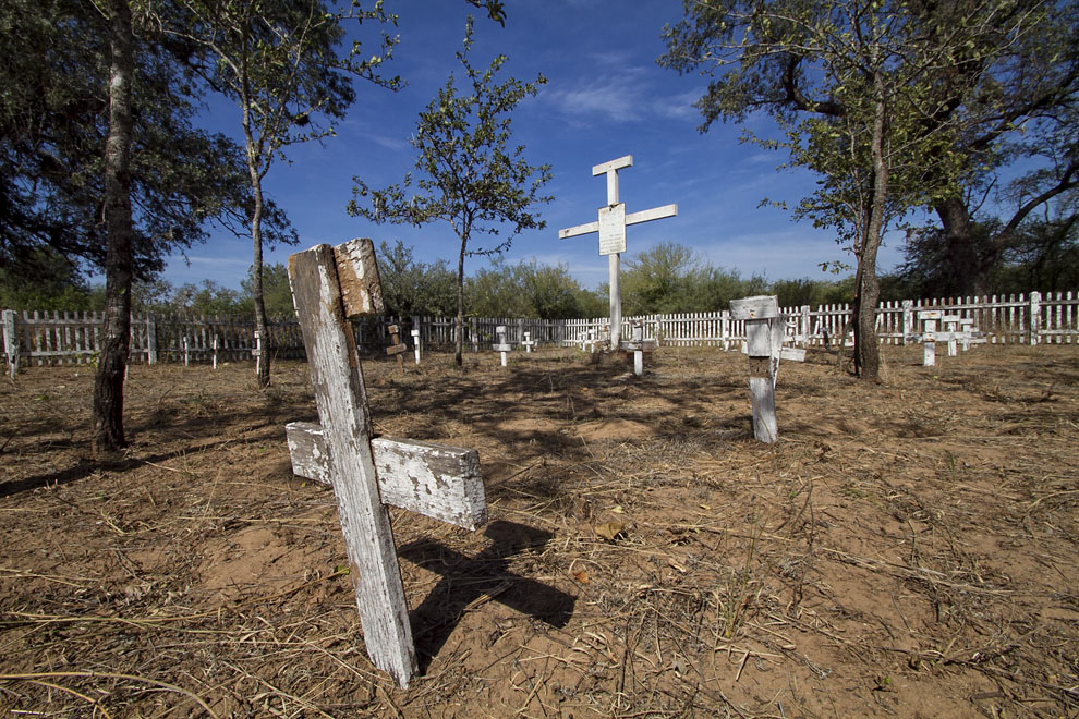  Pequeño Cementerio de Soldados Bolivianos y Paraguayos en el Fortín Toledo. (Tetsu Espósito - Fortín Toledo, Chaco, Paraguay)